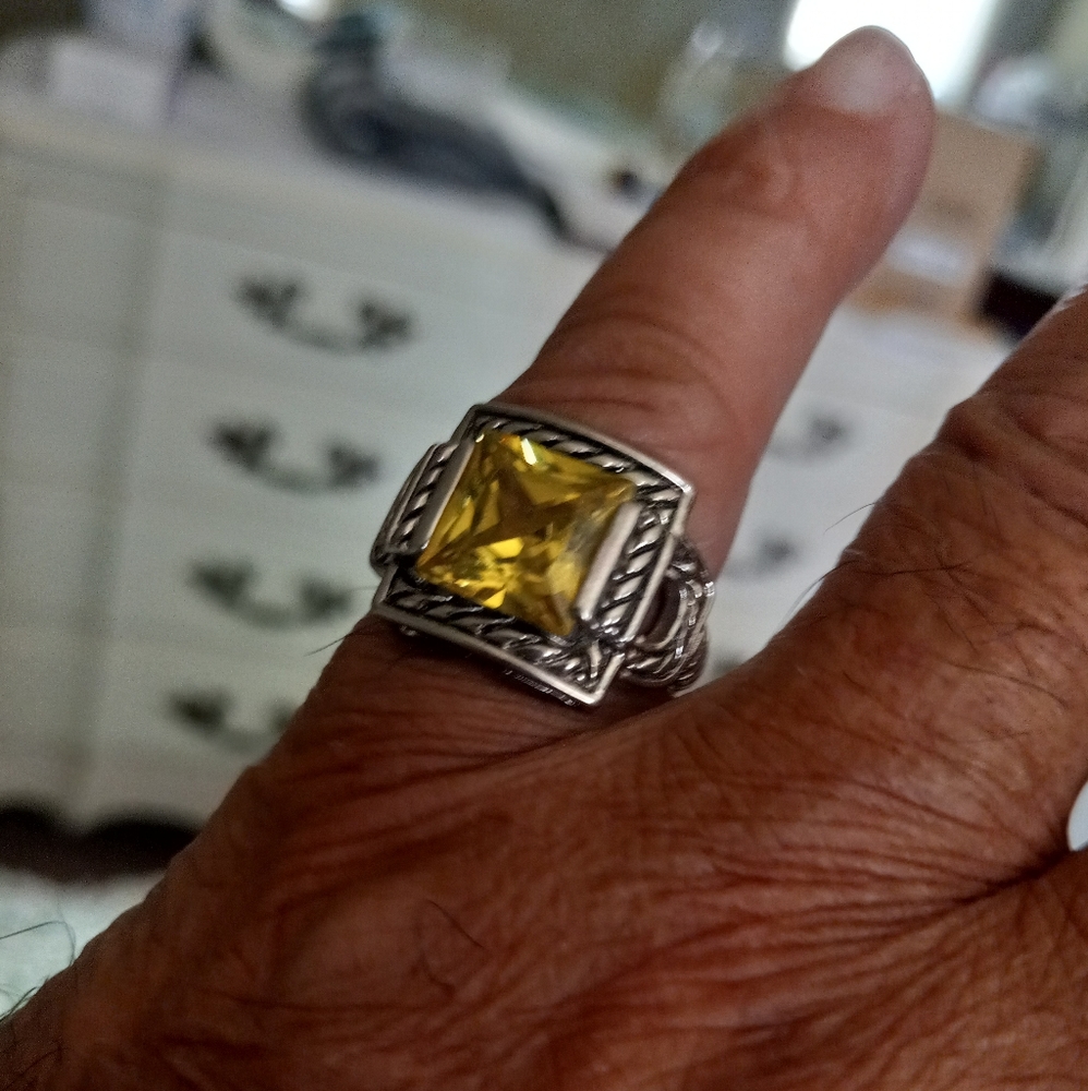 David Yurman Styled Ring With Yellow Center Stone Size 7?